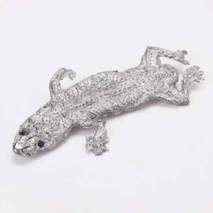 roche de lagartixa em prata com safiras, exposto na Milano Jewelry Week 2023. Joia de autor, peça brasileira de joalheria contemporânea e artística, com design exclusivo.