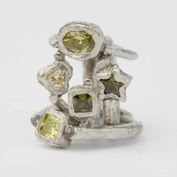 Anel orgânico de prata com pedra de zircônia, joia de autor em joalheria contemporânea. Design artístico e único, com estilo divertido e cool, perfeito para quem busca peças modernas e autênticas.